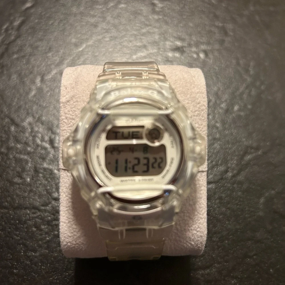 Casio Gray Smartwatch with Digital Display and Geometric Design. Gently used